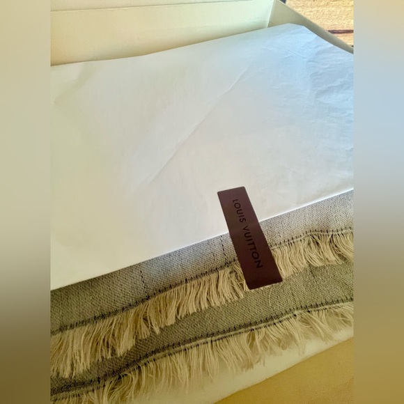 AUTHENTIC MONOGRAM LOUIS VUITTON SHAWL - Picture 6 of 6